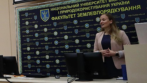&bdquo;Mit dem vertikal starten und landendem Songbird 150 kann eine Fl&auml;che von &uuml;ber 700 Fu&szlig;ballfeldern in weniger als 90 Minuten datentechnisch vollst&auml;ndig erfasst werden&ldquo;, so Germandrones-Expertin Tetiana Kondratenko (Bild rechts).