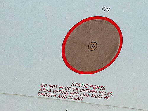 Static pressure port on an airliner