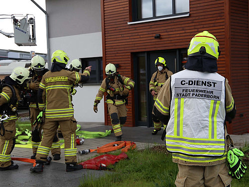 Einsatzkr&auml;fte der Feuerwehr bei der &Uuml;bung