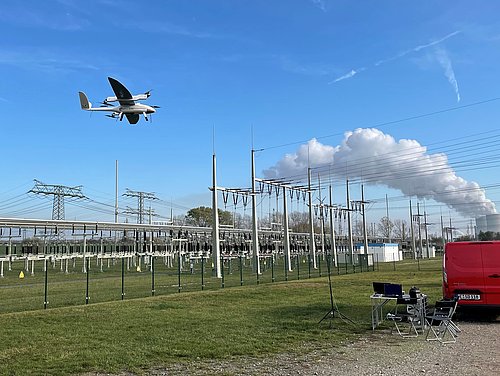 [Translate to englisch:] Germandrones VTOL Drohne landet am Umspannwerk.